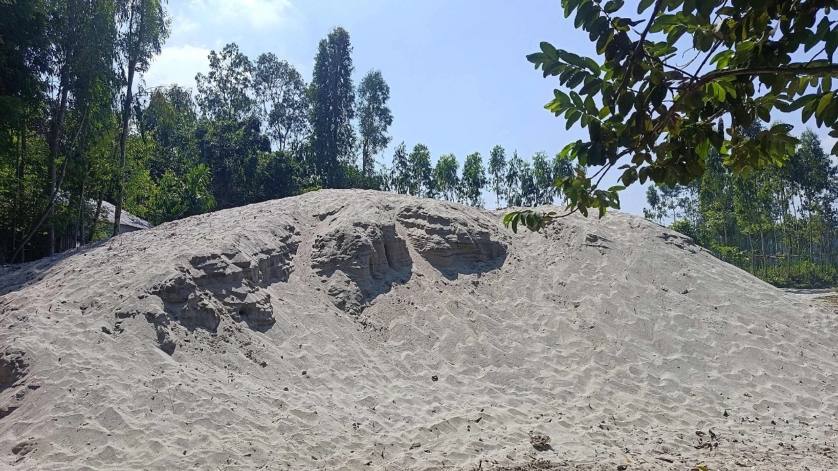 দিনে নীরব, রাতে সরব অবৈধ বালু ব্যবসা