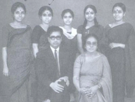 নিজের পাঁচকন্যার সঙ্গে নীলিমা ও ইব্রাহিম দম্পতি