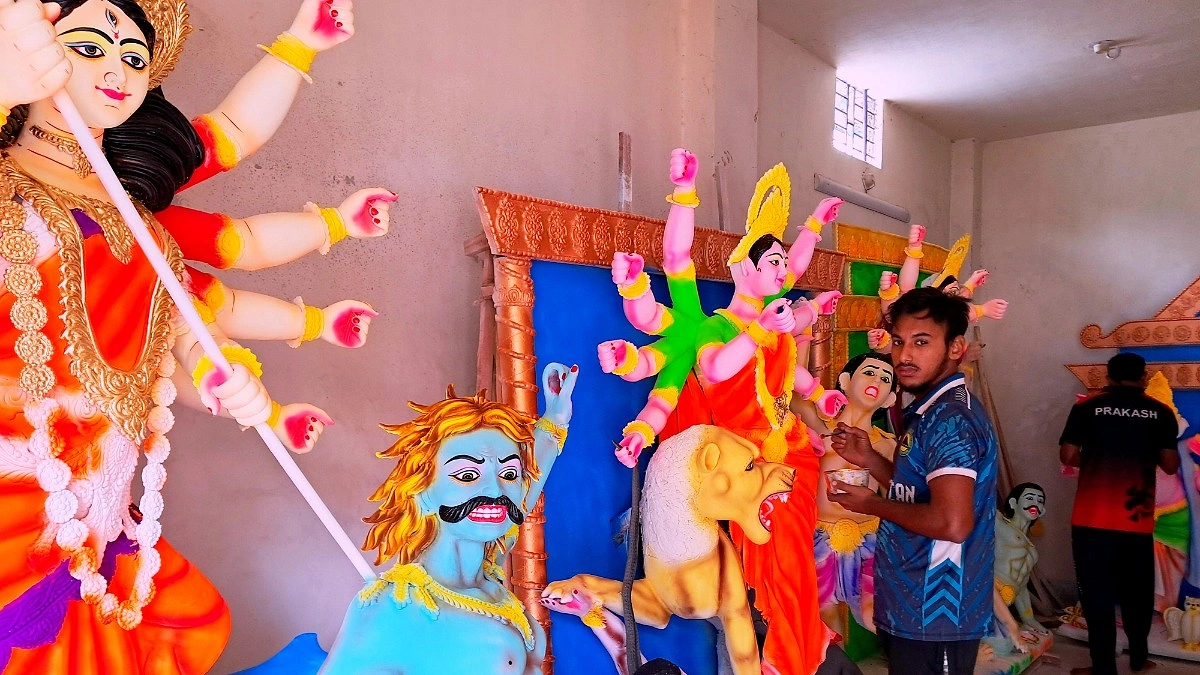শেরপুরে দুর্গাপূজার প্রস্তুতি, দিনরাত প্রতিমা গড়ছেন শিল্পীরা