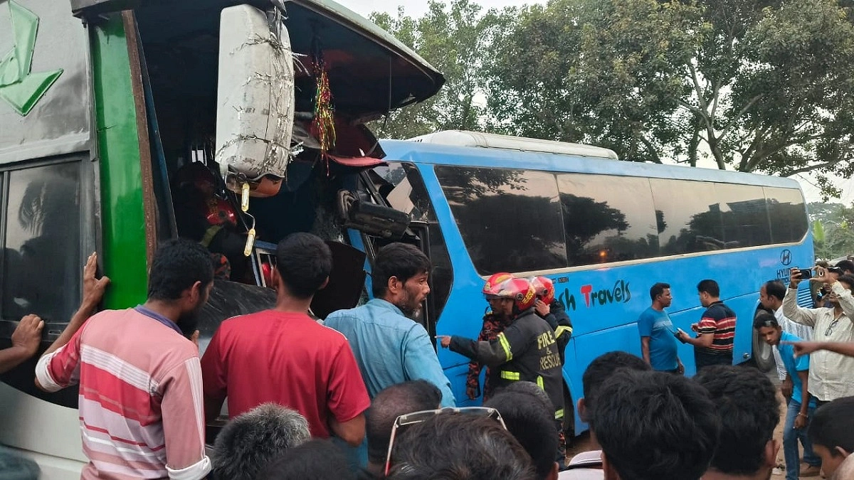 বড়াইগ্রামে দুই বাসের মুখোমুখি সংঘর্ষে নিহত ১, আহত ১৫