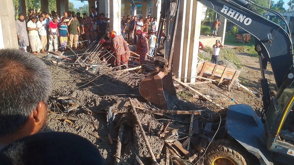 পীরগঞ্জে পৌরসভা ভবনের ছাদ ধসে ২ শ্রমিক নিহত