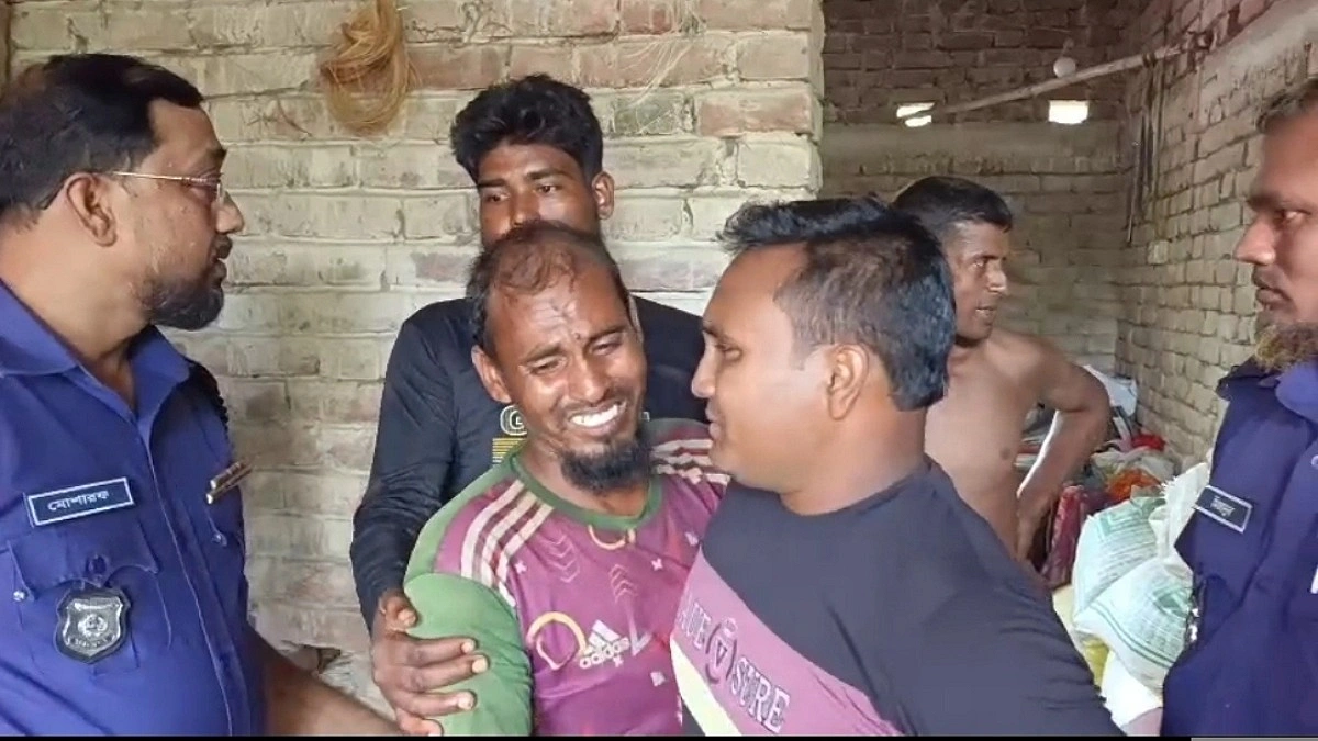 ঘুমন্ত বাবাকে কুপিয়ে হত্যা করে থানায় ছেলের আত্মসমর্পণ