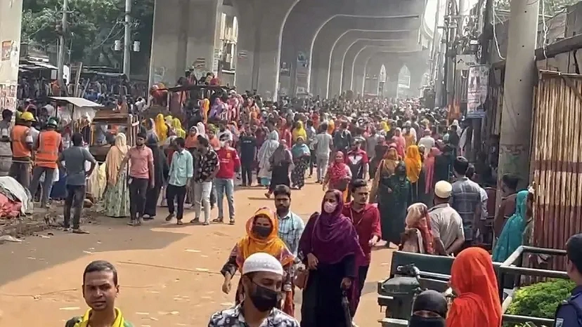 আশুলিয়ায় পোশাক শ্রমিকদের বিক্ষোভ