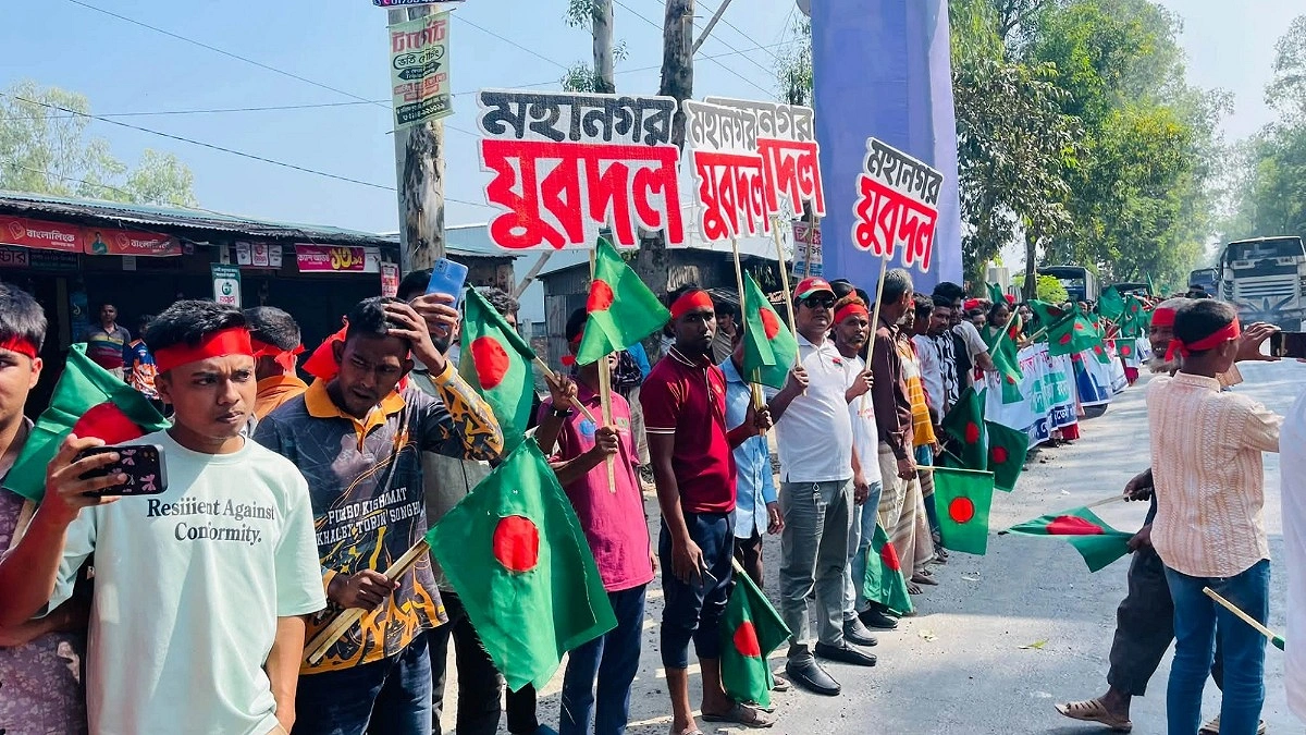 প্রধানমন্ত্রীকে স্বাগত জানাতে সৈয়দপুর বিমানবন্দর সড়কে দুই পাশে জনস্রোত