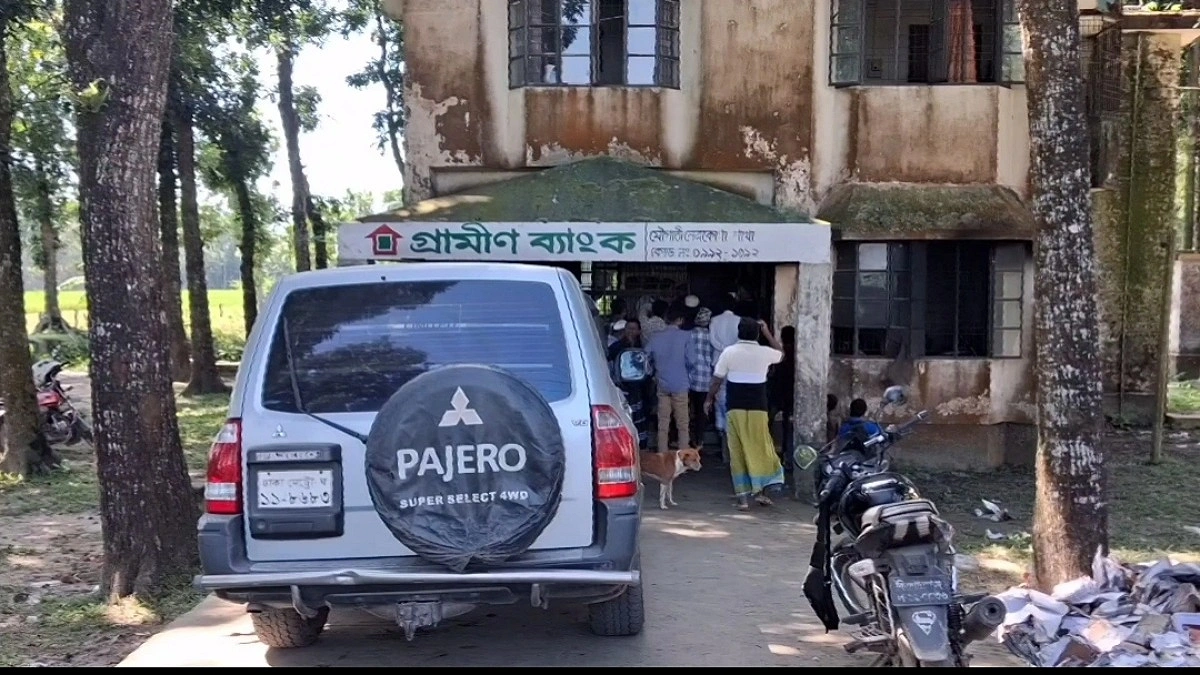 গ্রামীণ ব্যাংকের শাখায় আগুন, পেট্রোলের বোতল উদ্ধার