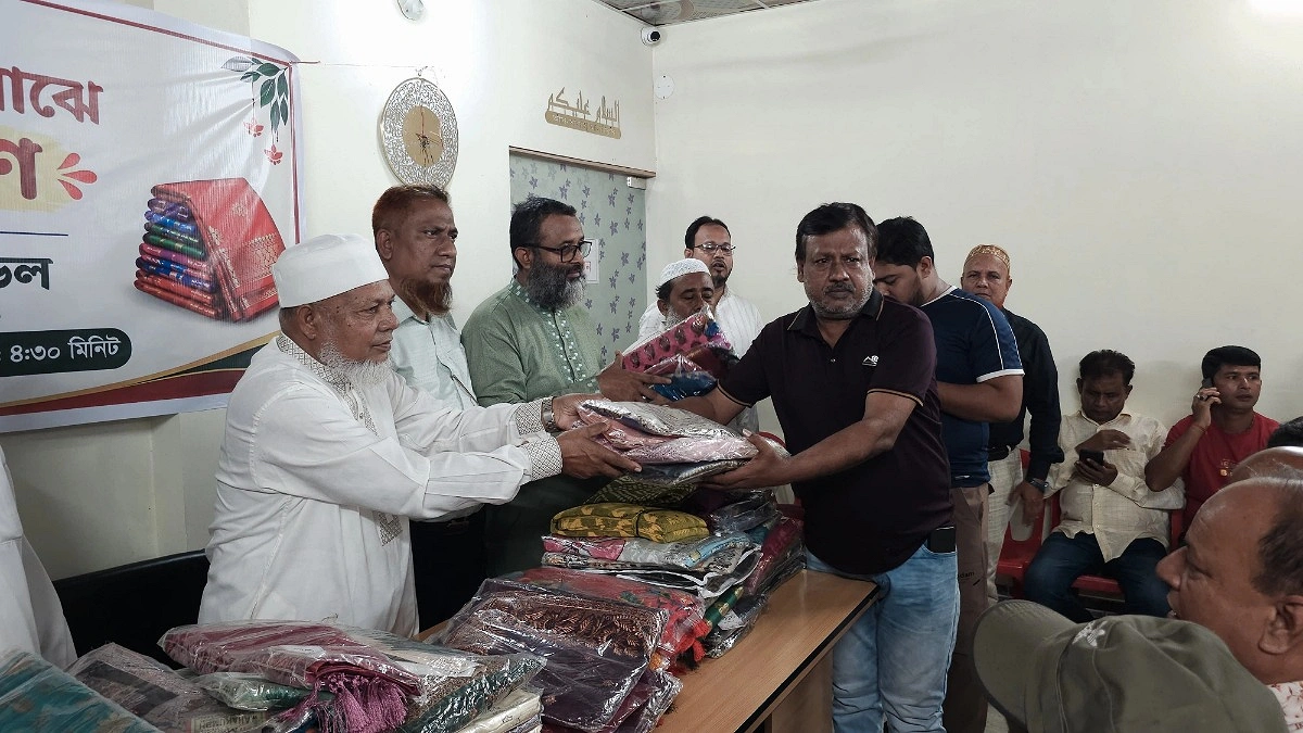 দুর্গাপূজায় সনাতন ধর্মাবলম্বীদের জামায়াত এমপির শাড়ি উপহার