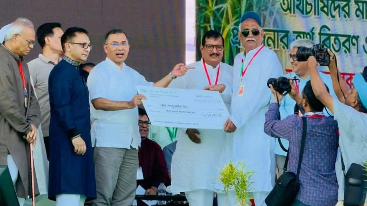 বিএনপির এমপি চাঁদ নিলেন আখচাষির প্রণোদনা
