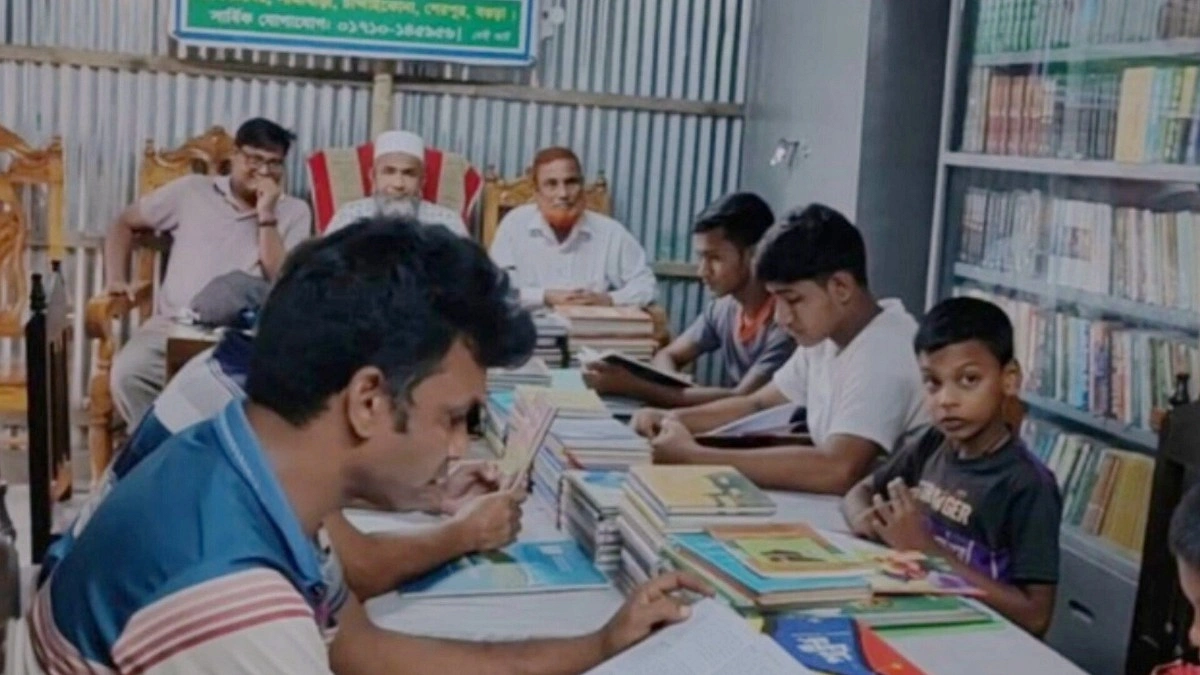 স্মার্টফোনের নেশা ছাড়িয়ে বইয়ের টানে শিক্ষার্থীরা