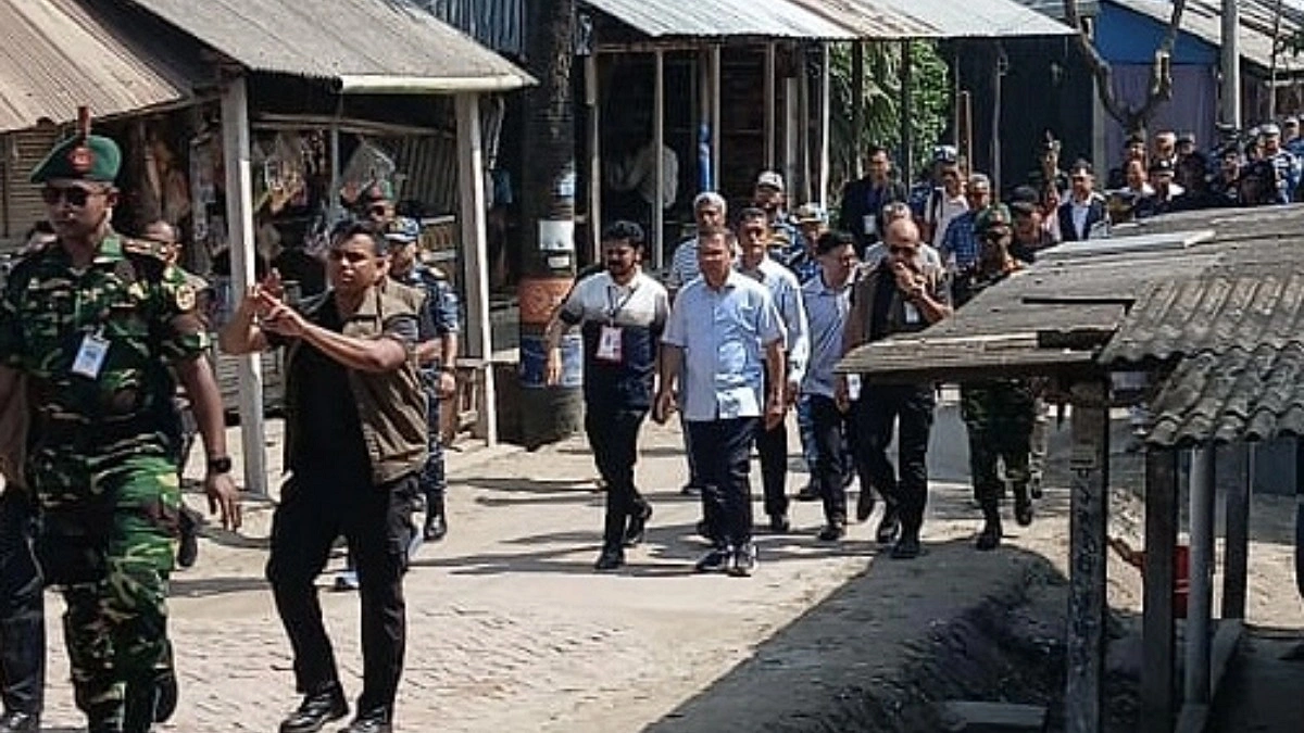 দাকোপ থেকে মোংলার পথে প্রধানমন্ত্রী