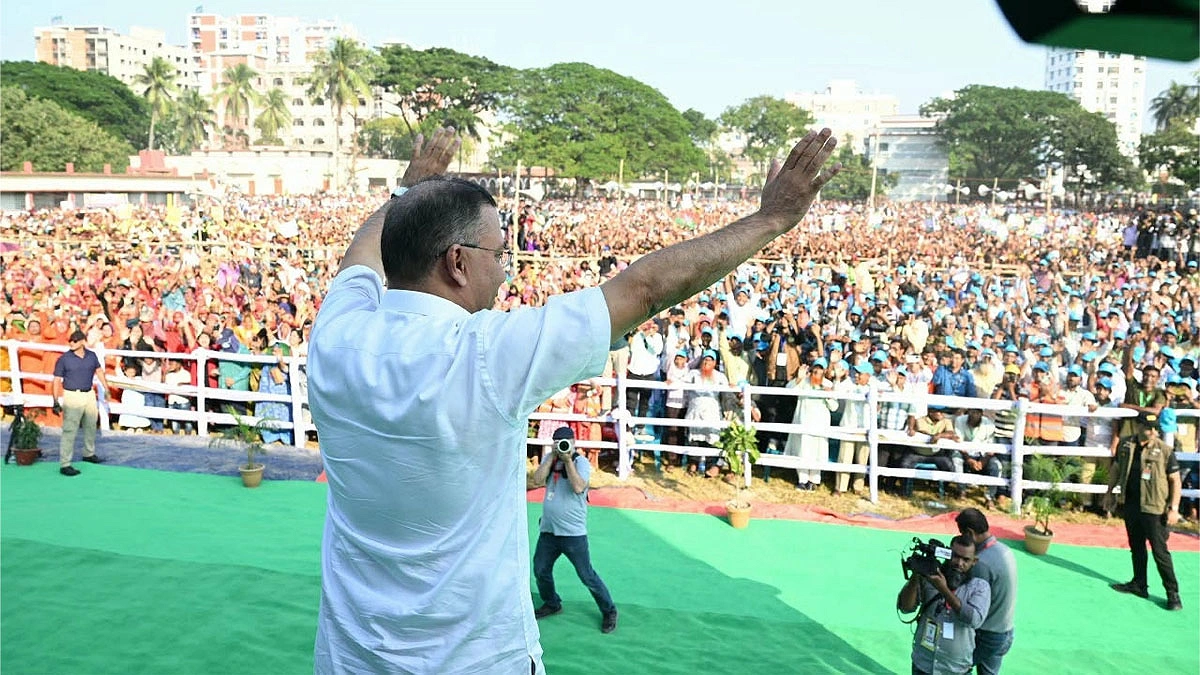 সমাবেশস্থলে আসা সাধারণ মানুষ ও নেতাকর্মীদের হাত নেড়ে শুভেচ্ছা জানাচ্ছেন তারেক রহমান