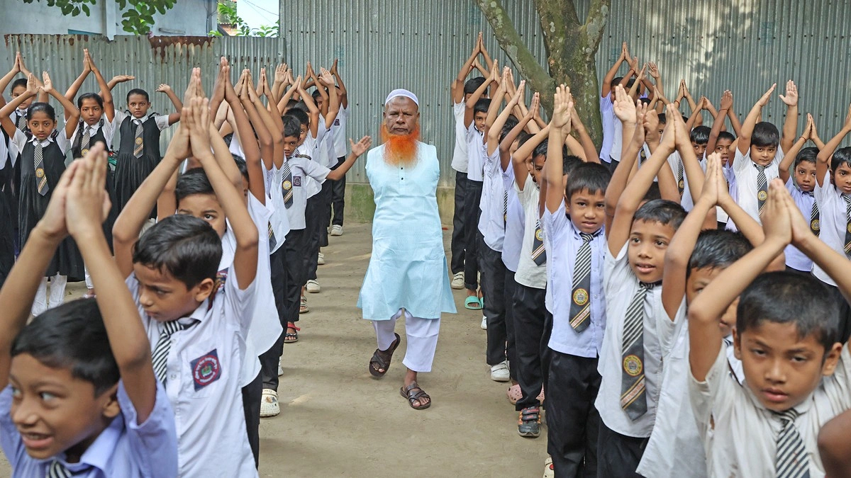 স্কুল মাঠে শিক্ষার্থীদের শরীরচর্চা পরিদর্শন করছেন