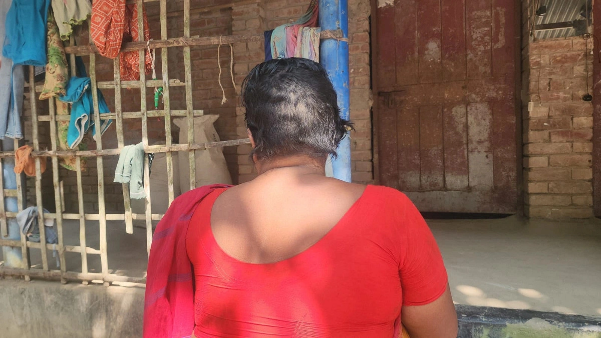 এক নারীর মাথায় চুুল কেটে নির্যাতন