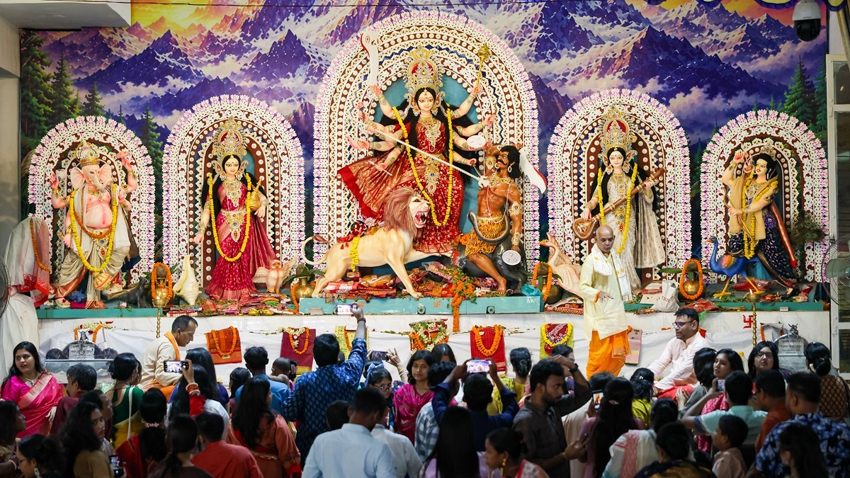 ঢাকেশ্বরী জাতীয় মন্দিরে ভিড় করেছেন ভক্ত ও দর্শনার্থীরা
