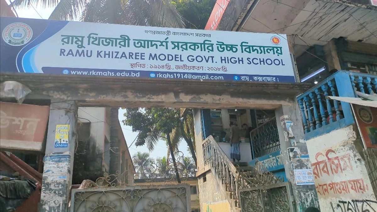 শ্রেণিকক্ষে শিক্ষার্থীদের সামনে দুই শিক্ষকের হাতাহাতি