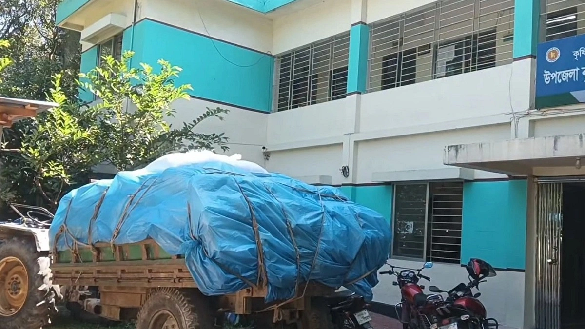বোদায় সরকারি সার পাচারের চেষ্টা, ডিলারকে জরিমানা
