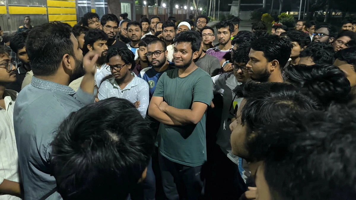 রুয়েটের হলে লিফট চালুর দাবিতে উপাচার্যের বাসভবন অভিমুখে শিক্ষার্থীদের লংমার্চ