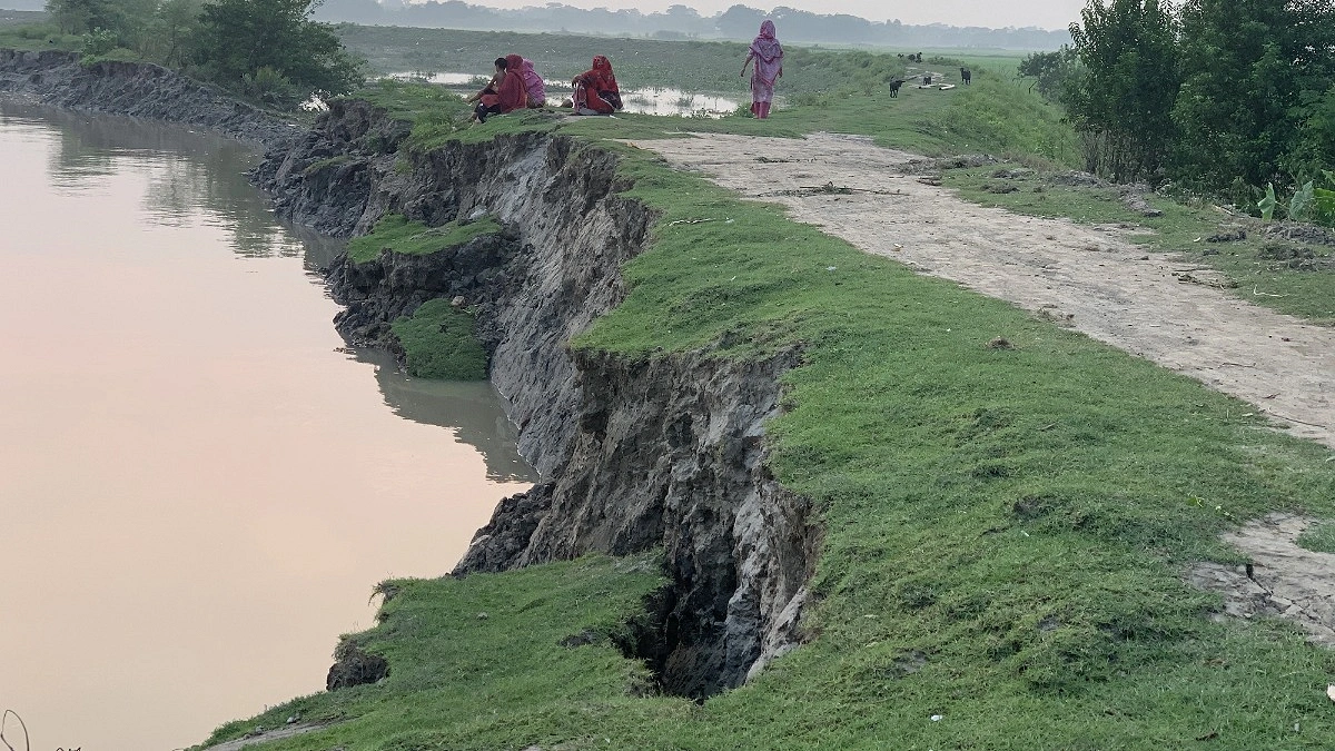 দাকোপে বেড়িবাঁধে ভাঙন, আতঙ্কে হাজারো পরিবার