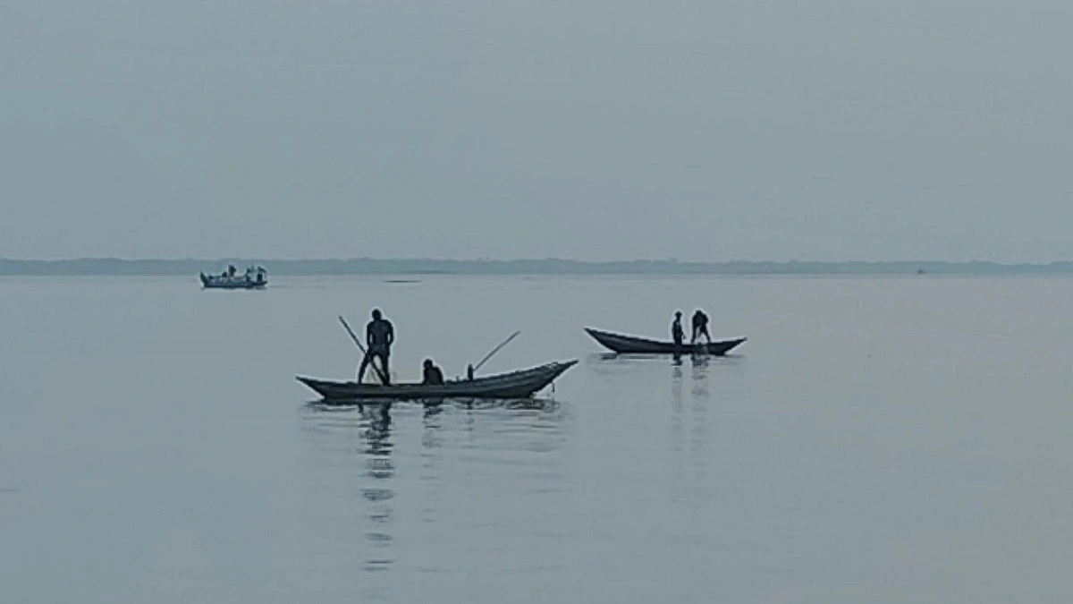 দশমিনায় নিষেধাজ্ঞা উপেক্ষা করে তেঁতুলিয়া নদীতে চলছে মা ইলিশ শিকারের মহোৎসব