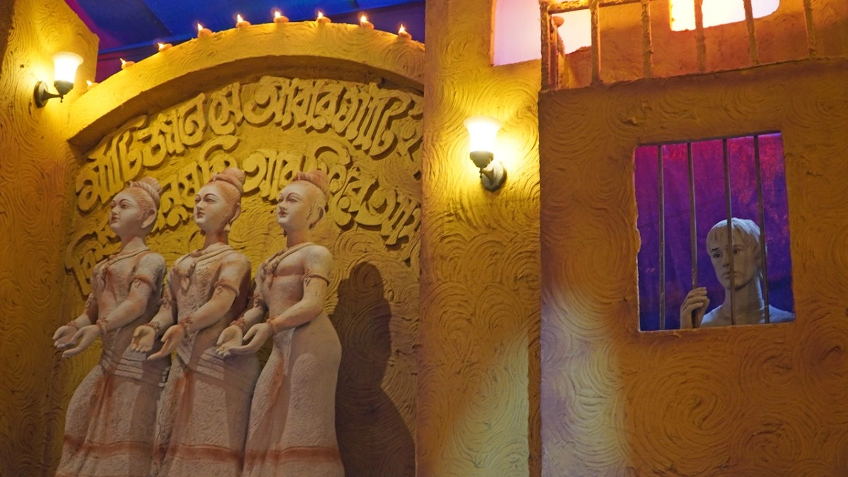মাটি দিয়ে বানানো তিনটি অনন্য প্রতিমা