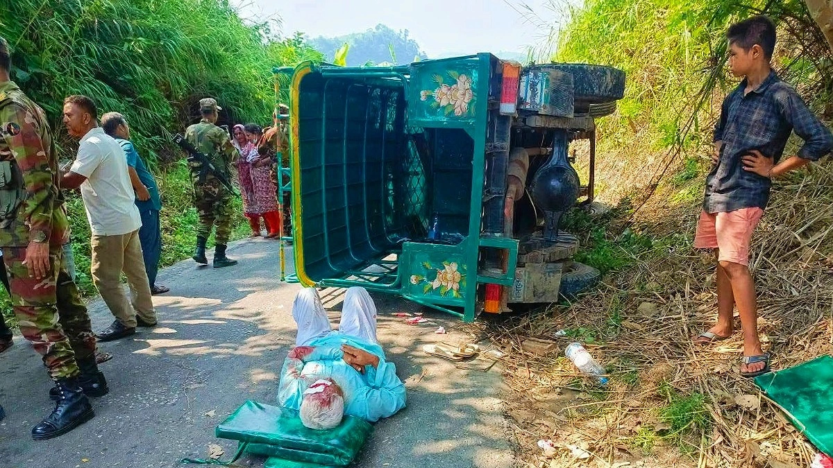 সাজেক থেকে ফেরার পথে জিপ উল্টে আহত ৭ পর্যটক, দুজনের অবস্থা গুরুতর