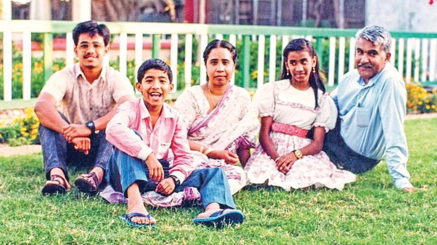১৯৯১ সালে দুবাই চিড়িয়াখানায় স্ত্রী ও সন্তানদের সঙ্গে ১৯৯১ সালে দুবাই চিড়িয়াখানায় স্ত্রী ও সন্তানদের সঙ্গে