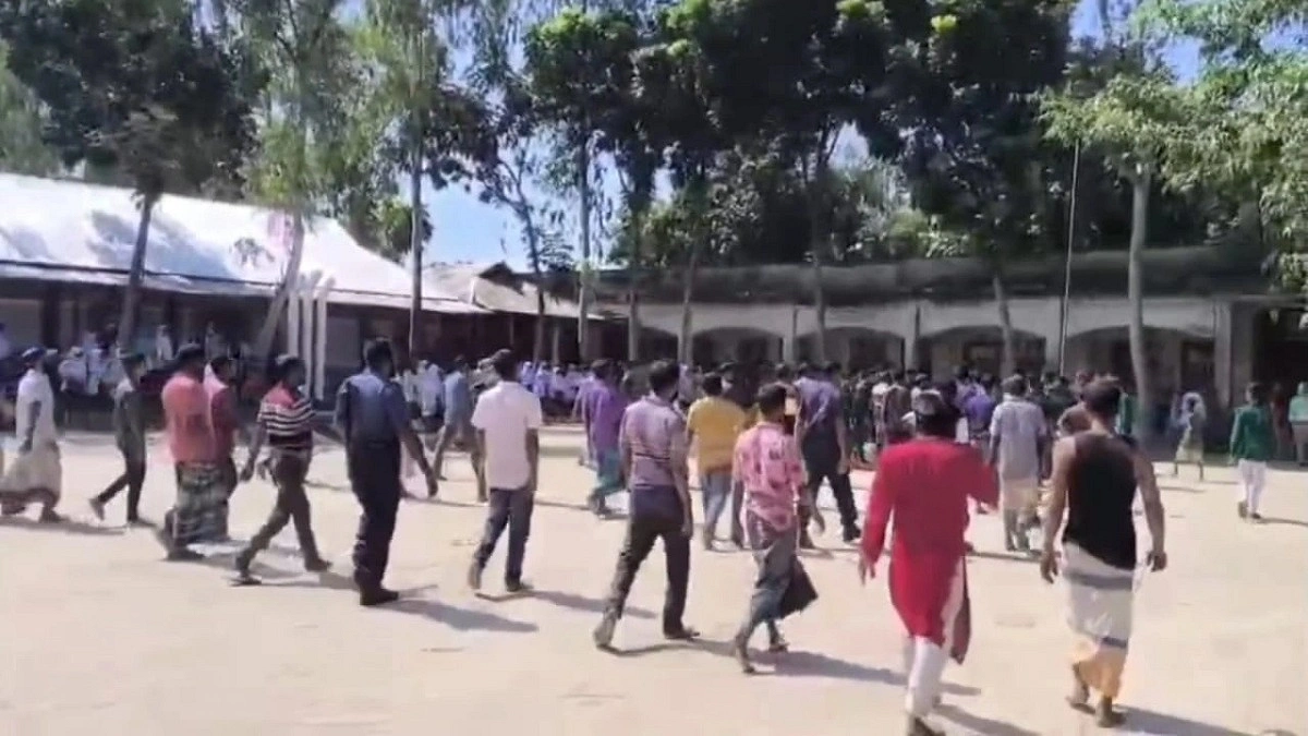 প্রধান শিক্ষকের পুনর্বহাল নিয়ে সংঘর্ষ, ১০ শিক্ষার্থীসহ আহত ১১ জন