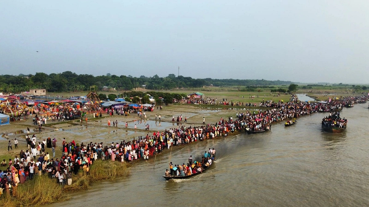 পদ্মার ঢেউয়ে বৈঠার ছন্দ, বাঘায় ফিরল লোকজ ঐতিহ্য
