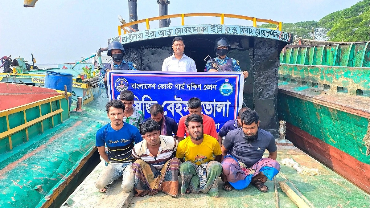 মেঘনায় অবৈধ বালু উত্তোলন, ড্রেজার-বাল্কহেডসহ আটক ৮