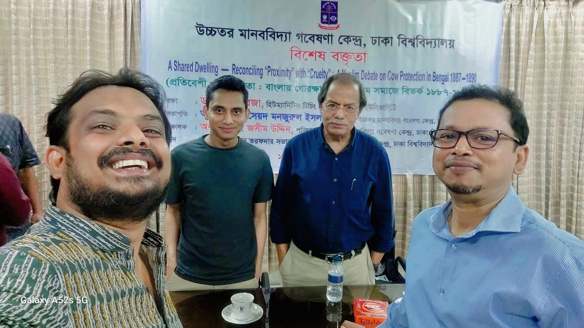 ঢাকা বিশ্ববিদ্যালয়ে তৈমুর রেজার বক্তৃতা অনুষ্ঠানে লেখকের সেলফিতে তৈমুর রেজা, সৈয়দ মনজুরুল ইসলাম এবং সুমন রহমান