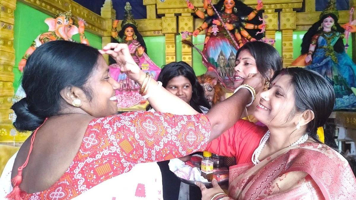 সিঁদুরের রঙে রাঙা বিদায়, মুক্তাগাছার পূজা মণ্ডপে নারীদের আনন্দ-উৎসব