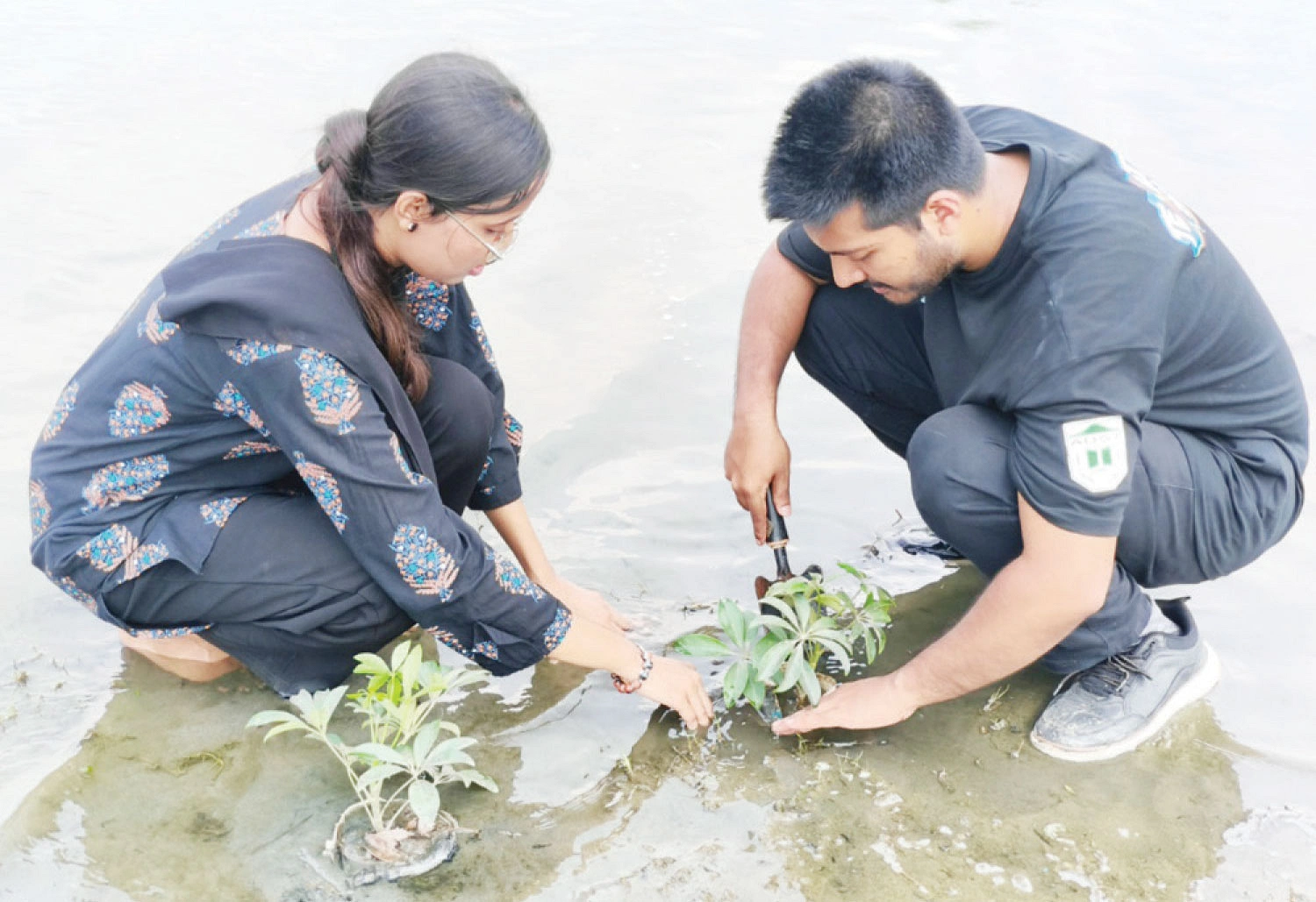 সুন্দরবনে চারা বুনছেন দুই গবেষকছবি: গোল্ডেন রুটস সুন্দরবনে চারা বুনছেন দুই গবেষকছবি: গোল্ডেন রুটস