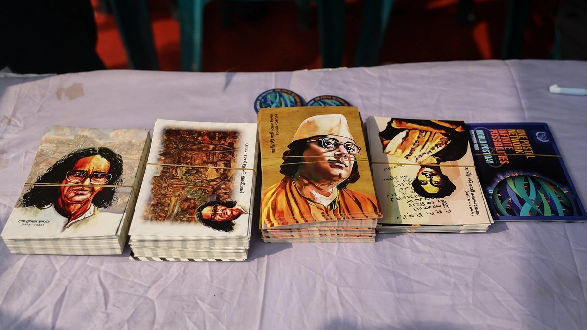 প্রদর্শনীতে রয়েছে বিভিন্ন ধরনের পোস্টকার্ড