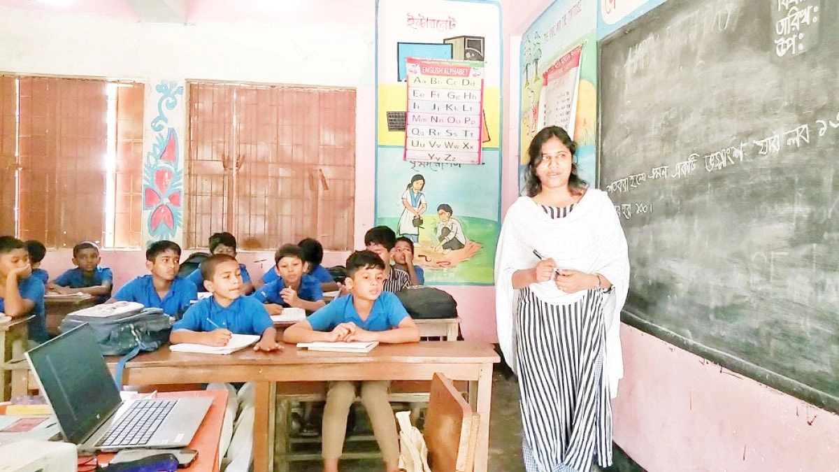 জৌলুশ ছেড়ে গ্রামের স্কুলে নায়লা