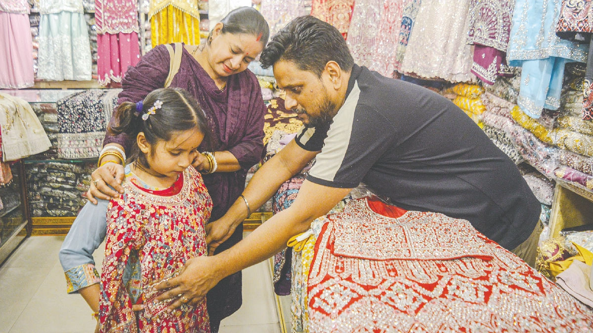 রাত ১০টা পর্যন্ত দোকান খোলা রাখতে চান ব্যবসায়ীরা