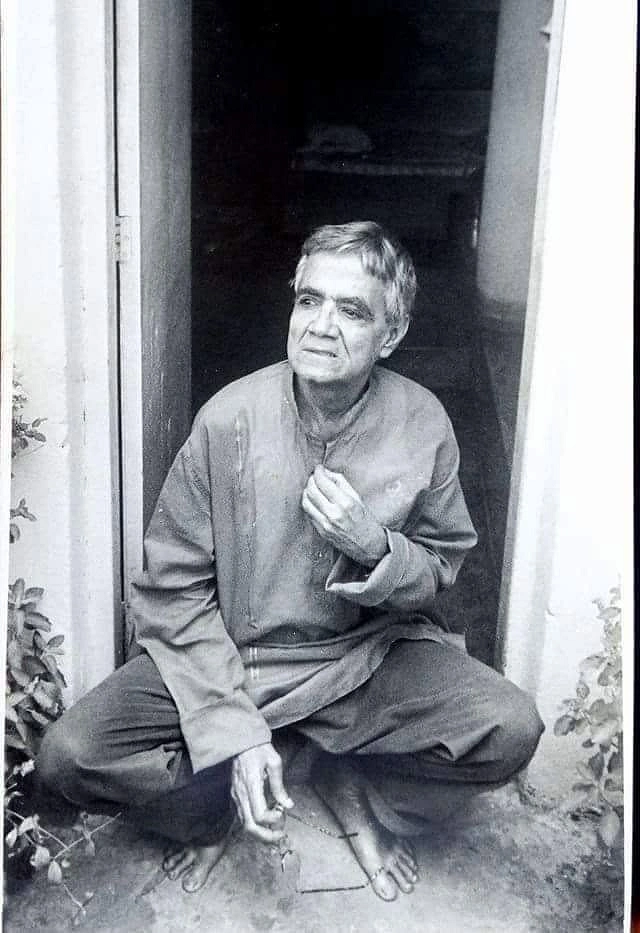 নিজের ঘরের দরজায় বসে আছেন লেখক সন্দীপন চট্টোপাধ্যায়। ছবি: অমিত ধর। সূত্র: আজকাল পত্রিকা