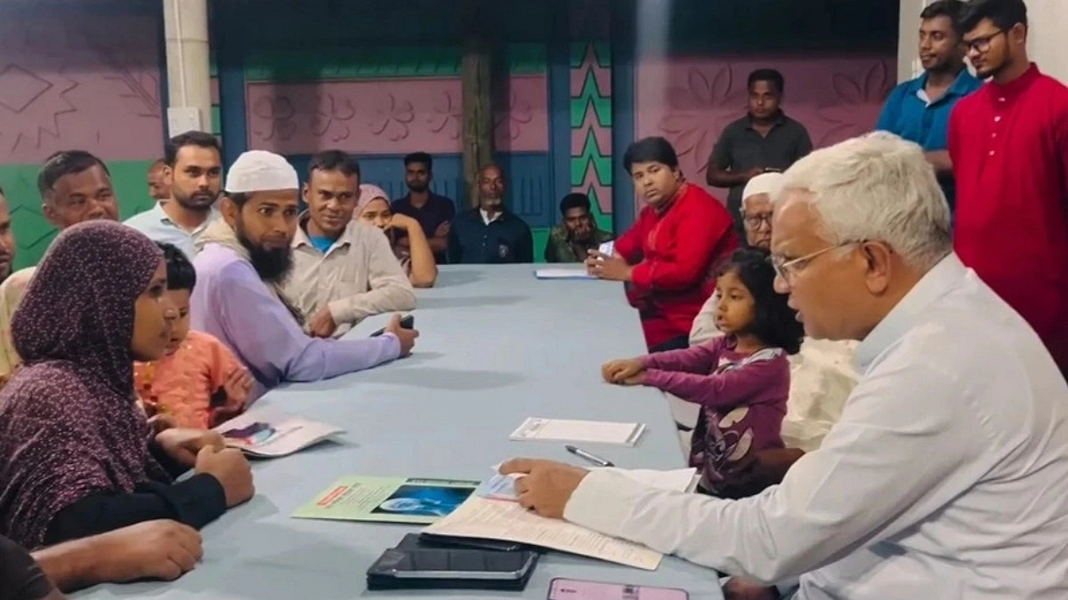 নিজ গ্রামের রোগীদের চিকিৎসাসেবা দিচ্ছেন মন্ত্রী জাহিদ