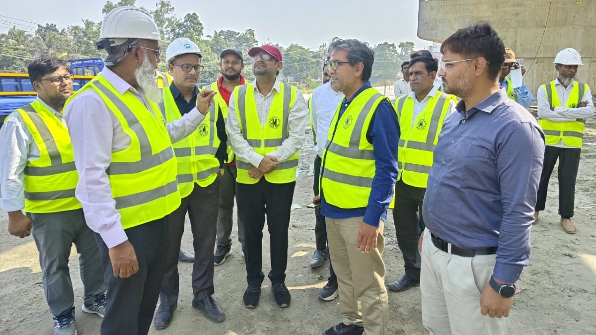 ঈদযাত্রা নির্বিঘ্ন করতে যমুনা সেতু ও সংযোগ সড়ক পরিদর্শন করলেন সেতু সচিব