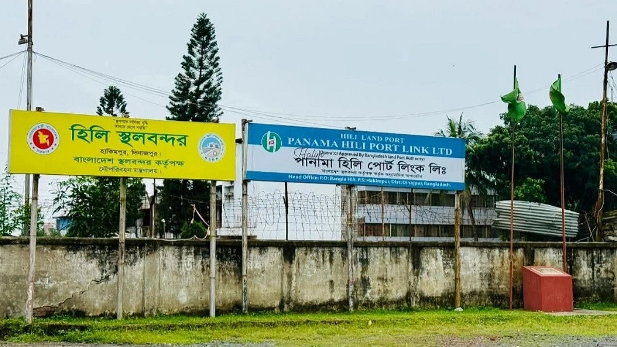 হিলি সীমান্তে কয়েকগুণ বেড়েছে যাত্রী পারাপার, উৎসবের আমেজ ইমিগ্রেশনে
