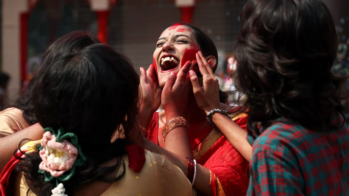 সিঁদুর খেলায় মেতেছেন ভক্তরা।