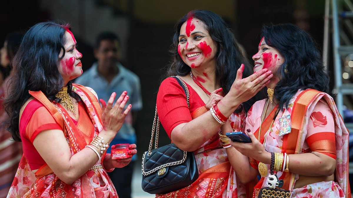 একে অন্যকে সিঁদুর মাখিয়ে দিচ্ছেন।