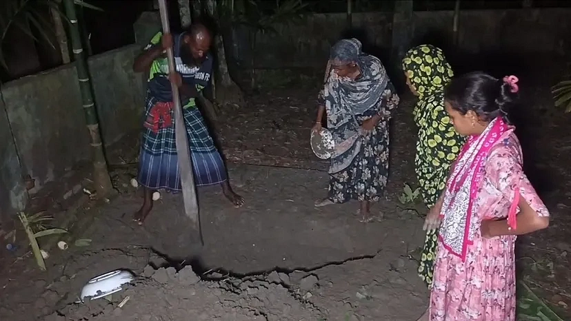মানিক পশারীর কবর খুঁড়ছেন পরিবারের নারী সদস্যরা। ছবি: আগামীর সময়