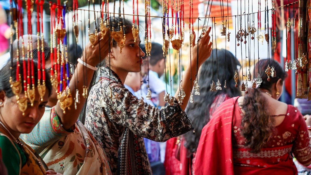 পূজামণ্ডপে এসে বিভিন্ন ধরনের গহনা ও অনুষঙ্গ কিনছেন দর্শনার্থীরা
