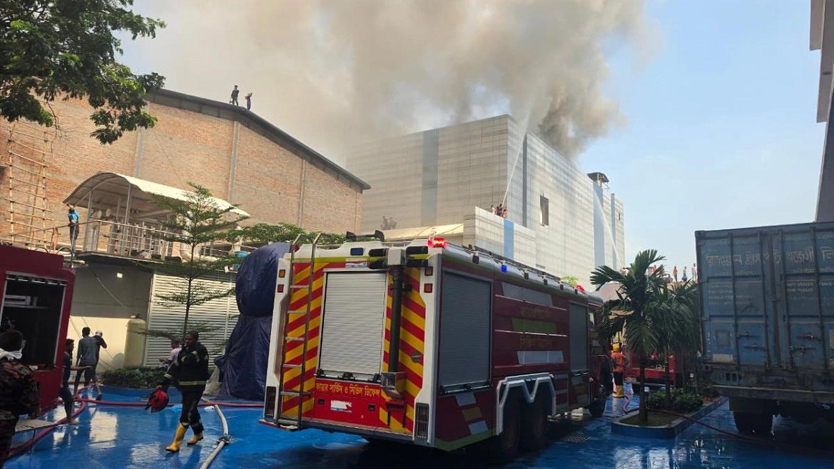 টঙ্গীতে ওষুধ কারখানায় আগুন নিয়ন্ত্রণে ১৯ ইউনিট