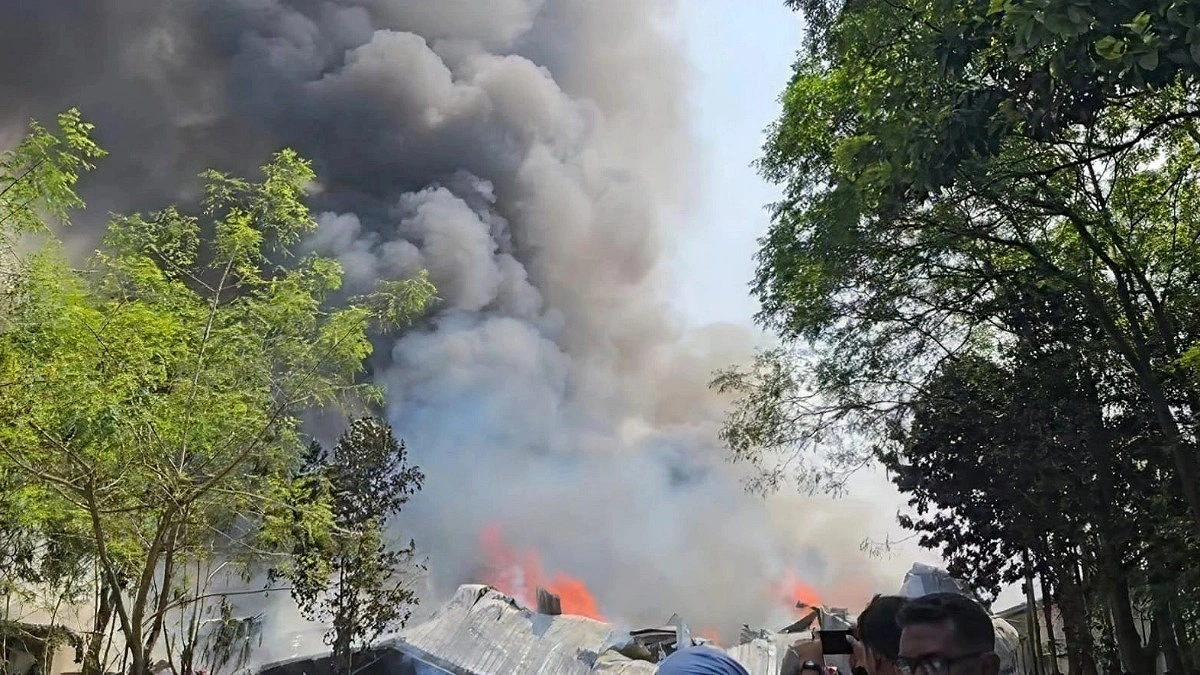 নয় ইউনিটের চেষ্টায় গাজীপুরে গুদামের আগুন ৪ ঘণ্টা পর নিয়ন্ত্রণে