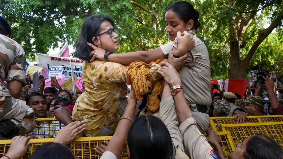বিজেপি পরিবার থেকে নকশালপন্থী দলে; নেহা বোরা কাঁপাচ্ছেন রাজপথ