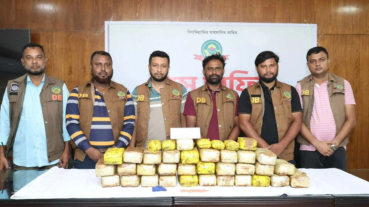 ট্রাকের গোপন চেম্বারে মিলল ৩ লাখ ইয়াবা