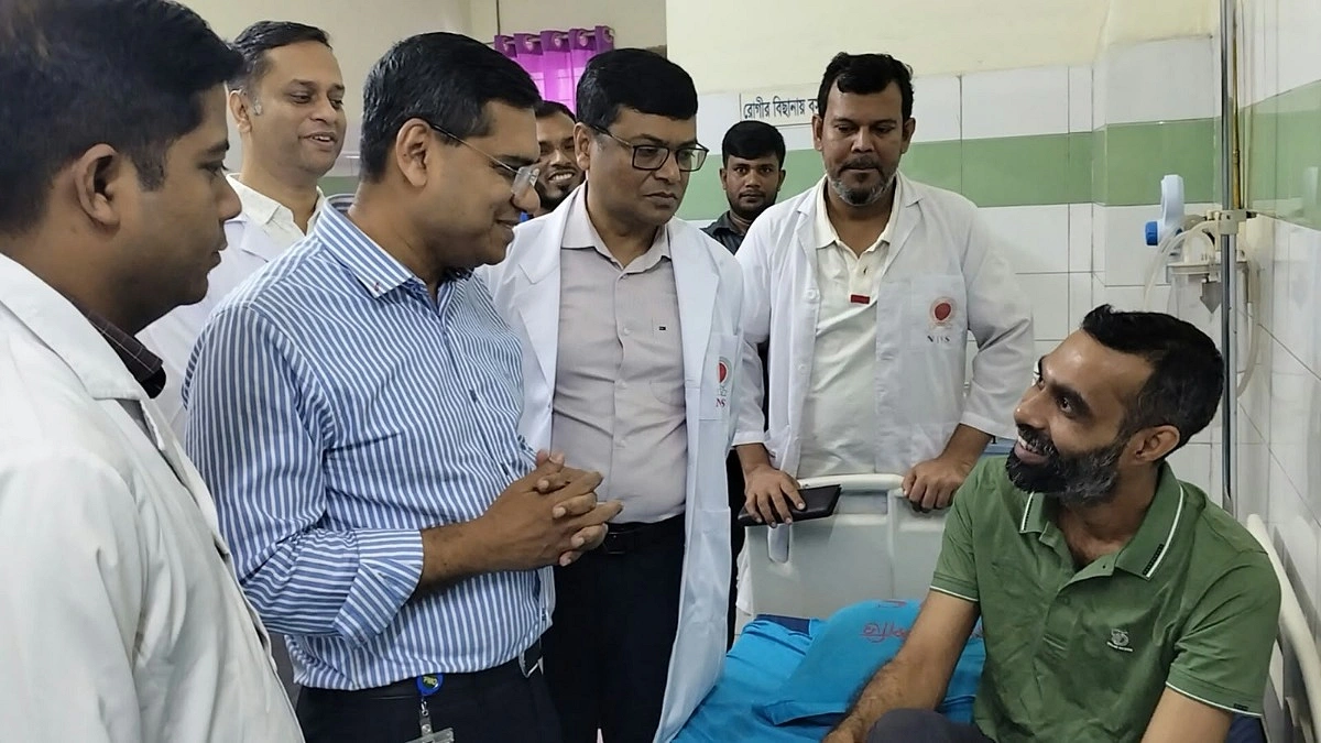 খান সাইফুলকে দেখতে হাসপাতালে প্রধানমন্ত্রীর ব্যক্তিগত চিকিৎসক