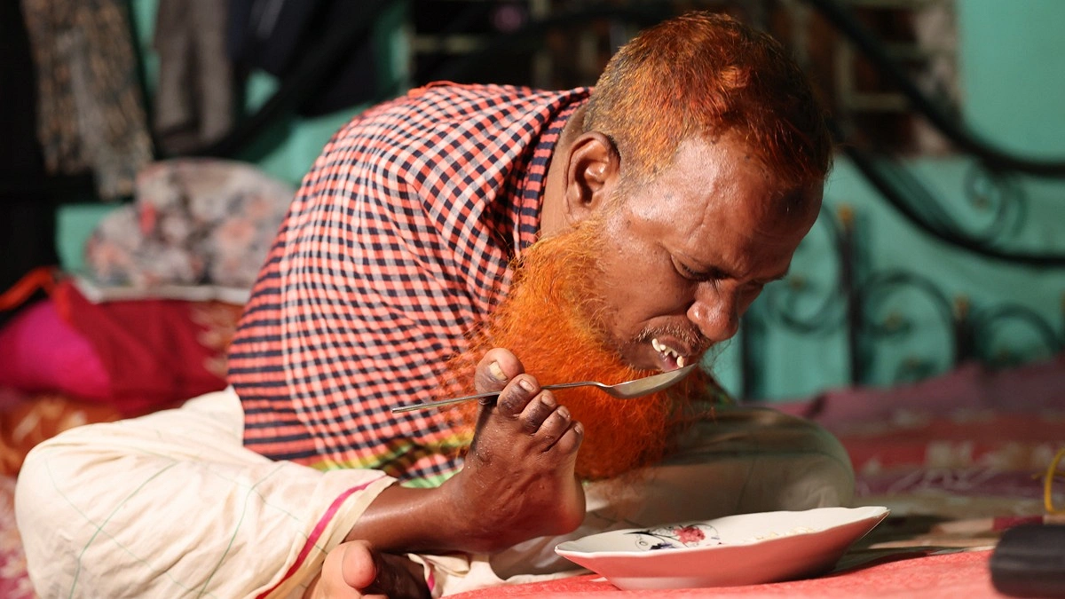 স্কুলে যাওয়ার জন্য সকালের নাশতা করছেন