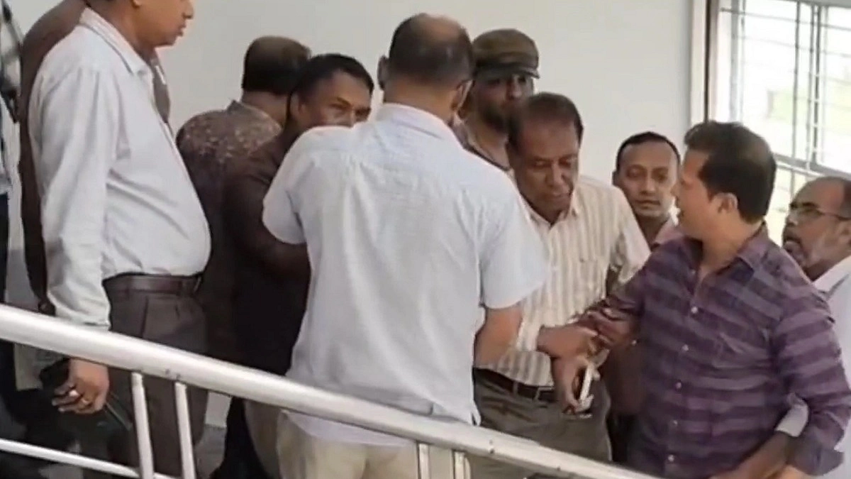 দুর্গাপূজার প্রস্তুতিসভায় হট্টগোল, বৈঠক বর্জন করে বেরিয়ে গেলেন নেতারা