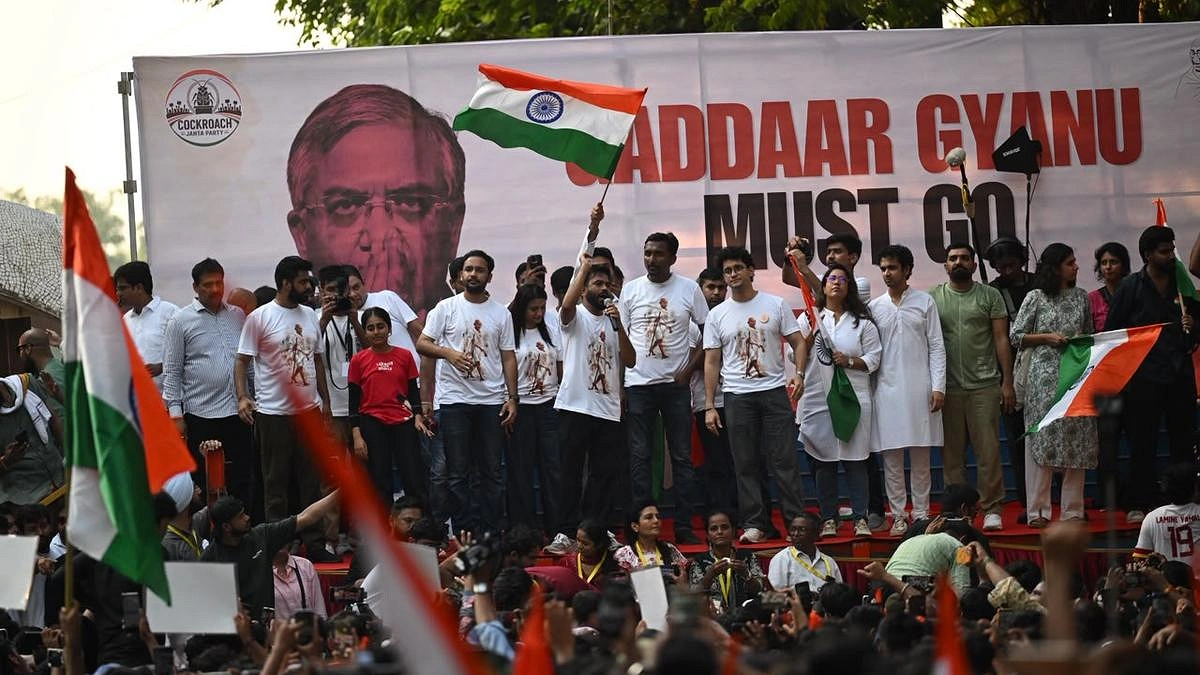 ২ অক্টোবর প্রধান নির্বাচন কমিশনার জ্ঞানেশ কুমারের পদত্যাগের দাবিতে ককরোচ জনতা পার্টির বিক্ষোভ চলাকালে মধ্য মুম্বাইয়ের শিবাজি পার্কে মঞ্চে অভিজিৎ দীপকেসহ অন্যান্য বিক্ষোভকারীরা— দ্য হিন্দু